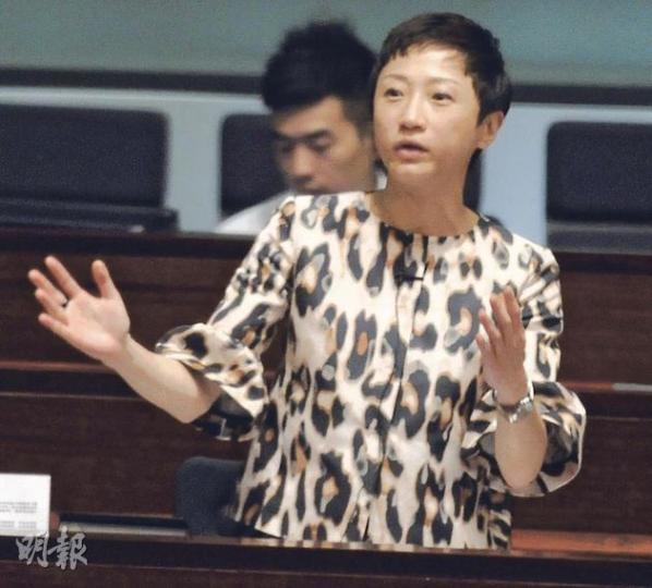 公民黨陳淑莊昨日提出不信任特首的動議,她批評特首曾蔭權以權謀私,令公務員蒙羞。(劉焌陶攝) 公民黨陳淑莊昨日提出不信任特首的動議,她批評特首曾蔭權以權謀私,令公務員蒙羞。(劉焌陶攝)
