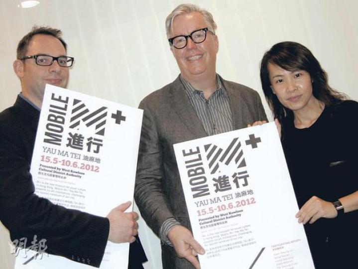 M+行政總監李立偉(中)、策展人Tobias Berger(左)和方詠甄(右)為M+博物館打響頭炮,率先在油麻地舉辦裝置藝術展覽。李立偉冀遊客到香港除了想到廟街購物,也會欣賞到本土藝術。(吳光熙攝) M+行政總監李立偉(中)、策展人Tobias Berger(左)和方詠甄(右)為M+博物館打響頭炮,率先在油麻地舉辦裝置藝術展覽。李立偉冀遊客到香港除了想到廟街購物,也會欣賞到本土藝術。(吳光熙攝)