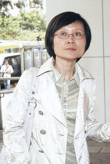 死者的姊姊黃燕媚(圖)昨日出庭作供,指妹妹曾在2007年時透露自己有失眠問題,但她當時未有追問,一直不知妹妹原來患抑鬱症,她昨憶述事件時一度飲泣。(李紹昌攝) 死者的姊姊黃燕媚(圖)昨日出庭作供,指妹妹曾在2007年時透露自己有失眠問題,但她當時未有追問,一直不知妹妹原來患抑鬱症,她昨憶述事件時一度飲泣。(李紹昌攝)