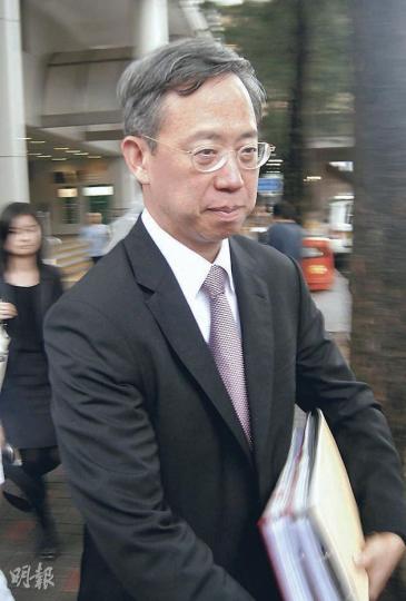 代表4名中大高層的資深大律師陳志海(圖)指出,中大防止性騷擾委員會主席馬麗莊曾協助黃燕雲,並向她表示,二人的對話雖應保密,但若黃不向時任副校長楊綱凱投訴,馬亦會違反保密守則,向校方投訴。(林綺琪攝) 代表4名中大高層的資深大律師陳志海(圖)指出,中大防止性騷擾委員會主席馬麗莊曾協助黃燕雲,並向她表示,二人的對話雖應保密,但若黃不向時任副校長楊綱凱投訴,馬亦會違反保密守則,向校方投訴。(林綺琪攝)