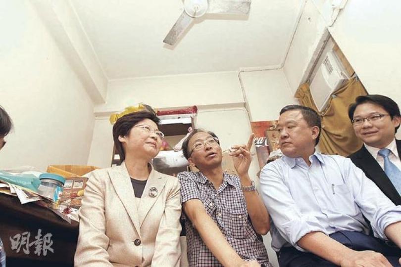 盛傳是下任政務司長熱門人選之一的發展局長林鄭月娥(左一),昨與剛完成候任特首梁振英的競選辦工作、回復市建局主身分的張震遠(右二),一起宣布「需求主導」重建計劃結果,並在區議員鍾港武(右一)陪同下,冒風雨落區探訪剛獲批重建的業主梁先生(左二)。林鄭月娥被問及新重建政策會否延讀到下任政府,她回應最重要是政策是否公理及獲公眾支持,但無談論個人去留。(李紹昌攝) 市建局昨批出3個需求主導重建項目,其中一個位於大角嘴杉樹街,預計2019/2020年度,3個地盤共可提供230個中小型單位。(李紹昌攝) 盛傳是下任政務司長熱門人選之一的發展局長林鄭月娥(左一),昨與剛完成候任特首梁振英的競選辦工作、回復市建局主身分的張震遠(右二),一起宣布「需求主導」重建計劃結果,並在區議員鍾港武(右一)陪同下,冒風雨落區探訪剛獲批重建的業主梁先生(左二)。林鄭月娥被問及新重建政策會否延讀到下任政府,她回應最重要是政策是否公理及獲公眾支持,但無談論個人去留。(李紹昌攝) 市建局昨批出3個需求主導重建項目,其中一個位於大角嘴杉樹街,預計2019/2020年度,3個地盤共可提供230個中小型單位。(李紹昌攝)