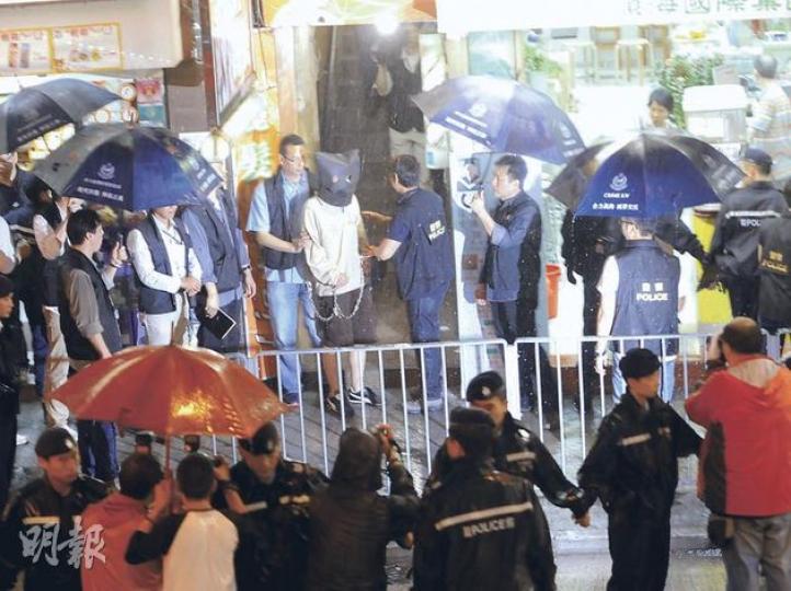 警方昨日把鳳姐殺手(蒙頭者)押返九龍城衙前圍道命案劏房現場,進行案情重組。(樊銳昌攝) 當日發生鳳姐謀殺案的劏房單位,昨日仍然被警方用膠帶封鎖。(樊銳昌攝) 警方昨日把鳳姐殺手(蒙頭者)押返九龍城衙前圍道命案劏房現場,進行案情重組。(樊銳昌攝) 當日發生鳳姐謀殺案的劏房單位,昨日仍然被警方用膠帶封鎖。(樊銳昌攝)