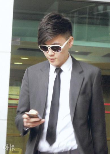 英皇前歌手馮浩男早前承認勒索模特兒公司拍檔的前女友,昨被判社會服務令。(阮穎嘉攝) 英皇前歌手馮浩男早前承認勒索模特兒公司拍檔的前女友,昨被判社會服務令。(阮穎嘉攝)