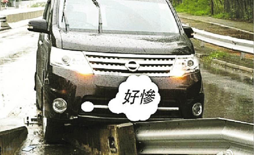蔡少芬座駕撞向石壆,幸並無受傷。(微博圖片) 蔡少芬座駕撞向石壆,幸並無受傷。(微博圖片)