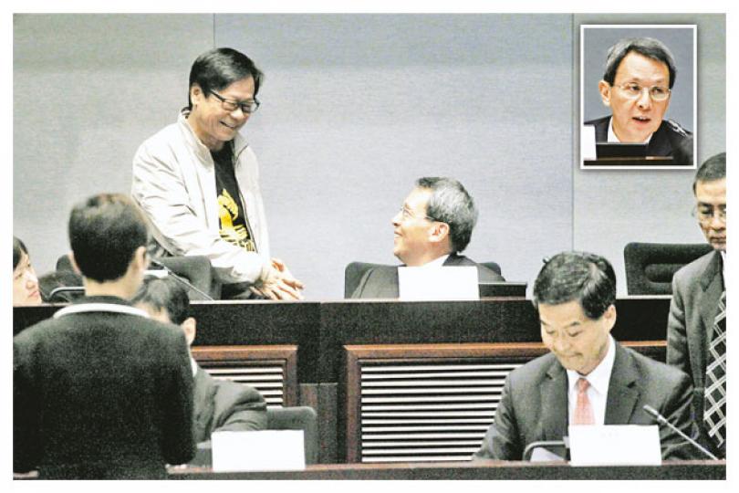 前規劃環境地政局長蕭炯柱（後排右、小圖）昨出席立法會西九聆訊。蕭為官35年，曾任職不同部門，專責委員會委員黃毓民（後排左）開會前專程上前跟他握手。（李紹昌攝） 