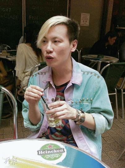 30歲的張先生說飲酒可以令自己放鬆,雖然每星期飲10杯酒令他常常精神不振,但不會想戒酒。(林耀華攝) 30歲的張先生說飲酒可以令自己放鬆,雖然每星期飲10杯酒令他常常精神不振,但不會想戒酒。(林耀華攝)