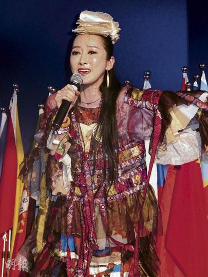 薩頂頂走火警嗌到聲音沙啞,但無損投入演唱。(攝影/記者﹕李潔盈) 王蓉經歷火警,感覺似拍大型災難電影。(攝影/記者﹕李潔盈) 薩頂頂走火警嗌到聲音沙啞,但無損投入演唱。(攝影/記者﹕李潔盈) 王蓉經歷火警,感覺似拍大型災難電影。(攝影/記者﹕李潔盈)