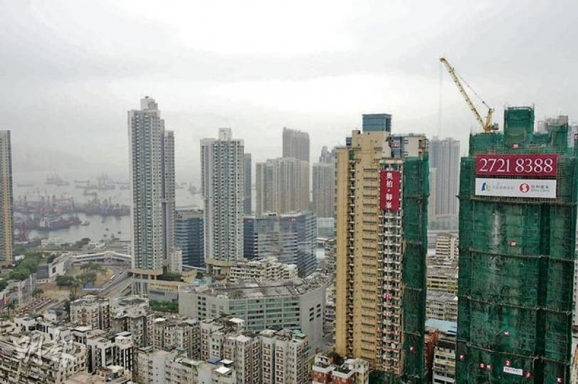 形品•星寓創下分層呎價新高的高層單位,可近望新盤奧柏•御峯,更可享部分海景。(鄒凱婷攝) 奧柏效應下,同區單幢盤形品.星寓(圖右)交投火熱,過去3天錄約15宗成交,當中不乏新高及反價成交個案,一個498方呎1房戶呎做9839元,締造屋苑及區內單幢盤的標準分層戶呎價新高紀錄。(鄒凱婷攝) 形品•星寓創下分層呎價新高的高層單位,可近望新盤奧柏•御峯,更可享部分海景。(鄒凱婷攝) 奧柏效應下,同區單幢盤形品.星寓(圖右)交投火熱,過去3天錄約15宗成交,當中不乏新高及反價成交個案,一個498方呎1房戶呎做9839元,締造屋苑及區內單幢盤的標準分層戶呎價新高紀錄。(鄒凱婷攝)