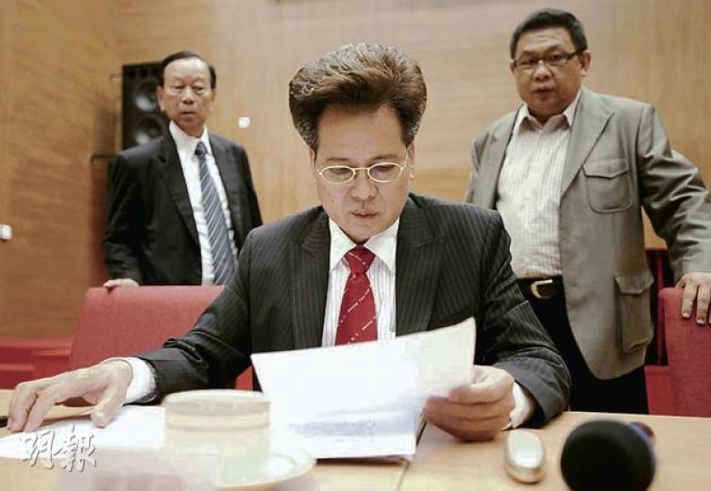 鄉議局行動小組昨開會商討「村民申訴大會」細節,十八鄉鄉委會主席梁福元(中)表示,村民將改在中環遮打花園集會,並遊行到政府總部。左為鄉議局主席劉皇發,右為大埔鄉委會主席文春輝。(何家達攝) 鄉議局行動小組昨開會商討「村民申訴大會」細節,十八鄉鄉委會主席梁福元(中)表示,村民將改在中環遮打花園集會,並遊行到政府總部。左為鄉議局主席劉皇發,右為大埔鄉委會主席文春輝。(何家達攝)