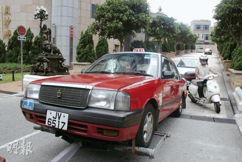在貝沙灣二期南岸遭墜下鋁窗組件擊裂擋風玻璃之的士,由工程車拖走維修。(雲錦鋒攝) 在貝沙灣二期南岸遭墜下鋁窗組件擊裂擋風玻璃之的士,由工程車拖走維修。(雲錦鋒攝)