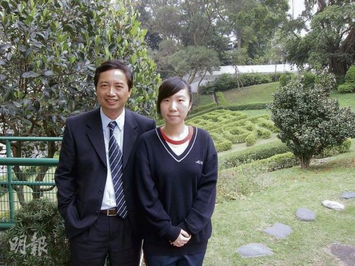 閩僑中學校長黎柱權(左)表示,期望該校學生6年中學生涯中,能有兩次外遊機會增廣見聞。圖右為該校中五生陳安妮。(錢瑋琪攝) 閩僑中學校長黎柱權(左)表示,期望該校學生6年中學生涯中,能有兩次外遊機會增廣見聞。圖右為該校中五生陳安妮。(錢瑋琪攝)