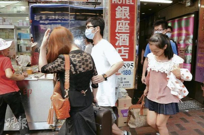 「風火」行動中,警方聯同入境處拘捕11名流鶯及兩名鳳姐,全部涉嫌違反逗留條件帶署。(衛永康攝) 「風火」行動中,警方聯同入境處拘捕11名流鶯及兩名鳳姐,全部涉嫌違反逗留條件帶署。(衛永康攝)