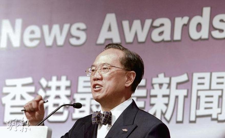特首曾蔭權昨坦言,面對記者追問及「大聲呼喝」時,確實感到難堪,他期望傳媒能繼續監察社會及政府,若「細聲點」發問就最好。(林振東攝) 特首曾蔭權昨坦言,面對記者追問及「大聲呼喝」時,確實感到難堪,他期望傳媒能繼續監察社會及政府,若「細聲點」發問就最好。(林振東攝)