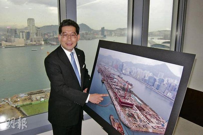 商務及經濟發展局長蘇錦樑的辦公室可遠眺尖沙嘴海運碼頭,他盼望明年啟德郵輪碼頭建成後,可再增加來港的郵輪旅客。(冼韻姬攝) 商務及經濟發展局長蘇錦樑的辦公室可遠眺尖沙嘴海運碼頭,他盼望明年啟德郵輪碼頭建成後,可再增加來港的郵輪旅客。(冼韻姬攝)
