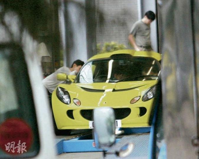 馬尼拉人質事件生還者陳國柱日前涉嫌危駕被捕,其價值約60萬元的黑色「蓮花」跑車,與另一涉案熒光黃色「蓮花」跑車(圖)仍被扣查。(黃雄攝) 馬尼拉人質事件生還者陳國柱日前涉嫌危駕被捕,其價值約60萬元的黑色「蓮花」跑車,與另一涉案熒光黃色「蓮花」跑車(圖)仍被扣查。(黃雄攝)
