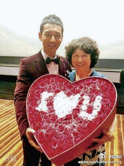 黃曉明送上玫瑰祝賀母親生日,各位女士不能妒忌了。(微博圖片) 黃曉明送上玫瑰祝賀母親生日,各位女士不能妒忌了。(微博圖片)