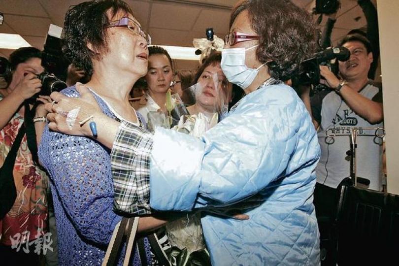 獲得何嘉敏肝臟而重獲新生、將可親睹孫兒出世的陳女士(右),昨日擁着何嘉敏的母親(左)道謝,陳女士亦有女兒,與何媽媽見面時分外感觸,「我很知道做媽媽的感受」。(李紹昌攝) 「救得幾多得幾多。」何嘉敏的丈夫黃先生亦有份決定捐出妻子器官,他昨出席記者會,臉上及身上仍有車禍傷痕。(李紹昌攝) (明報製圖) (明報製圖) 獲得何嘉敏肝臟而重獲新生、將可親睹孫兒出世的陳女士(右),昨日擁着何嘉敏的母親(左)道謝,陳女士亦有女兒,與何媽媽見面時分外感觸,「我很知道做媽媽的感受」。(李紹昌攝) 「救得幾多得幾多。」何嘉敏的丈夫黃先生亦有份決定捐出妻子器官,他昨出席記者會,臉上及身上仍有車禍傷痕。(李紹昌攝) (明報製圖) (明報製圖)