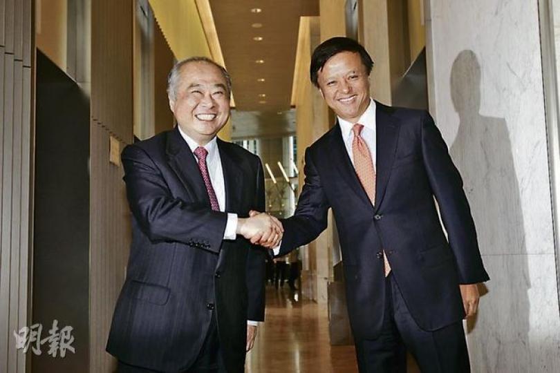 周松崗(左)昨日首度以港交所主席身分見記者,稱上任首務為熟悉環境。右為行政總裁李小加。(李紹昌攝) 周松崗(左)昨日首度以港交所主席身分見記者,稱上任首務為熟悉環境。右為行政總裁李小加。(李紹昌攝)