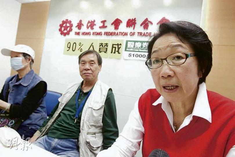 工聯會榮譽會長陳婉嫻(右)認為,若候任特首梁振英為迎合某階層的利益而放棄基層市民,「分分鐘連這屆政府也做不完」。(李紹昌攝) 工聯會榮譽會長陳婉嫻(右)認為,若候任特首梁振英為迎合某階層的利益而放棄基層市民,「分分鐘連這屆政府也做不完」。(李紹昌攝)