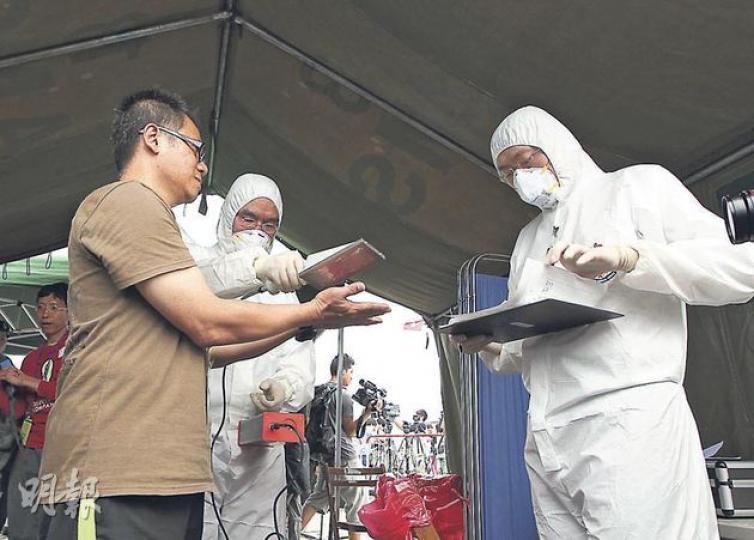 東平洲跨部門核演習中,身穿全副保護衣的政府人員帶同輻射探測儀,檢查疏散的「災民」是否已受核輻射污染。(李澤彤攝) 東平洲跨部門核演習中,身穿全副保護衣的政府人員帶同輻射探測儀,檢查疏散的「災民」是否已受核輻射污染。(李澤彤攝)