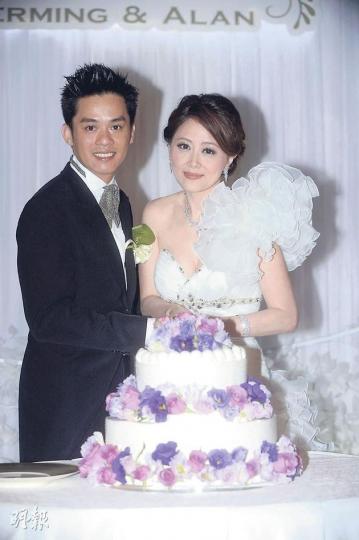 姚樂怡穿著性感婚紗,與新郎甜蜜切婚餅,開心嫁得好老公。(攝影:劉永銳) 吳俊匡接受姊妹團重重考驗後,終於接得新娘歸,他與姚樂怡肉緊嘴對嘴接吻。(攝影:劉永銳) 吳俊匡慘被湯盈盈用牛皮膠紙黐腋毛,他投訴被虐待。(攝影:劉永銳) 周家蔚、關寶慧、鍾麗淇、梁靖琪等展示萬元開門利市。(攝影:劉永銳) 佘詩曼被曾志偉指唔憂嫁。(攝影:劉永銳) 腹大便便的文頌嫻與丈夫恩愛到場。(攝影:劉永銳) 曾志偉見到姚樂怡出嫁,開心得像嫁女。(攝影:劉永銳) 姚樂怡與吳俊匡舉行婚宴,姊妹團陣容強勁,齊齊穿上性感紫色低胸 姚樂怡穿著性感婚紗,與新郎甜蜜切婚餅,開心嫁得好老公。(攝影:劉永銳) 吳俊匡接受姊妹團重重考驗後,終於接得新娘歸,他與姚樂怡肉緊嘴對嘴接吻。(攝影:劉永銳) 吳俊匡慘被湯盈盈用牛皮膠紙黐腋毛,他投訴被虐待。(攝影:劉永銳) 周家蔚、關寶慧、鍾麗淇、梁靖琪等展示萬元開門利市。(攝影:劉永銳) 佘詩曼被曾志偉指唔憂嫁。(攝影:劉永銳) 腹大便便的文頌嫻與丈夫恩愛到場。(攝影:劉永銳) 曾志偉見到姚樂怡出嫁,開心得像嫁女。(攝影:劉永銳) 姚樂怡與吳俊匡舉行婚宴,姊妹團陣容強勁,齊齊穿上性感紫色低胸