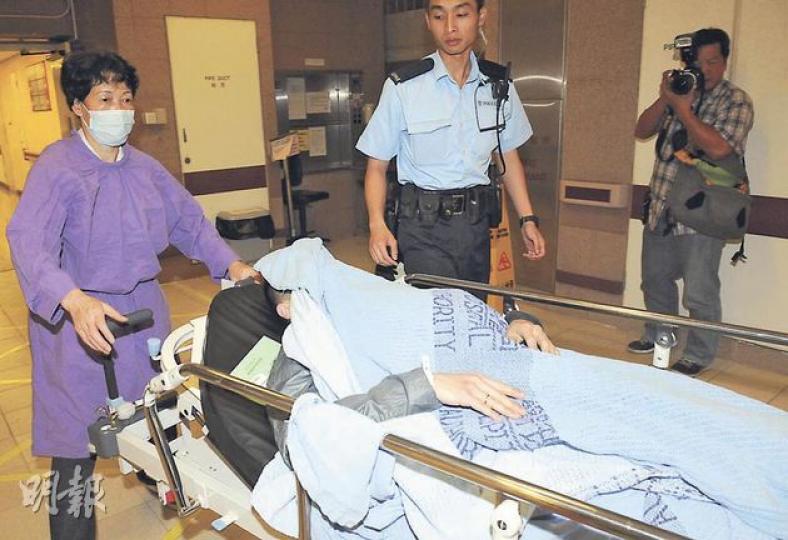衝冠一怒跑上寓所大廈天台跳樓尋死男子,幸跌落木板鋅鐵簷篷大難不死,送院情况穩定。(蔡方山攝) 衝冠一怒跑上寓所大廈天台跳樓尋死男子,幸跌落木板鋅鐵簷篷大難不死,送院情况穩定。(蔡方山攝)