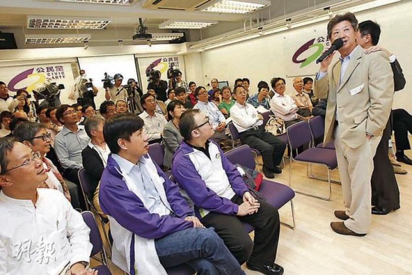 公民黨湯家驊(右二)早前因版權條例修訂和黨友鬧分歧,有與會者稱,在會員大會上,氣氛融洽,沒有人再提退黨一事,黨主席陳家洛(右一)更輕拍湯膊頭,湯家驊昨獲推薦於新界東出選。(李紹昌攝) 公民黨昨日公布首階段推薦參選名單,左起是新界東湯家驊、九龍西毛孟靜、九龍東梁家傑、主席陳家洛、新界西郭家麒、區議員(第二)陳琬琛、港島陳淑莊。(李紹昌攝) 公民黨湯家驊(右二)早前因版權條例修訂和黨友鬧分歧,有與會者稱,在會員大會上,氣氛融洽,沒有人再提退黨一事,黨主席陳家洛(右一)更輕拍湯膊頭,湯家驊昨獲推薦於新界東出選。(李紹昌攝) 公民黨昨日公布首階段推薦參選名單,左起是新界東湯家驊、九龍西毛孟靜、九龍東梁家傑、主席陳家洛、新界西郭家麒、區議員(第二)陳琬琛、港島陳淑莊。(李紹昌攝)