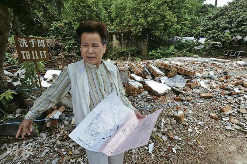 十八鄉鄉事委員會主席梁福元(圖)擔任股東的大棠荔枝山莊,被指霸佔官地10多年及築起多項違法構築物,昨日是地政總署定出的清拆構築物最後限期。梁福元昨表示已遵照當局指示進行清拆,並帶記者到場視察已被拆掉的違規廁所等,現場遺下大堆瓦礫。(尹錦恩攝) 雖然梁福元已拆掉荔枝山莊上的違規構築物,但他未有按地政總署的通知書(圖)所訂昨日最後限期前停止佔用及交還官地,地政總署稱不排除會採取檢控。(尹錦恩攝) 十八鄉鄉事委員會主席梁福元(圖)擔任股東的大棠荔枝山莊,被指霸佔官地10多年及築起多項違法構築物,昨日是地政總署定出的清拆構築物最後限期。梁福元昨表示已遵照當局指示進行清拆,並帶記者到場視察已被拆掉的違規廁所等,現場遺下大堆瓦礫。(尹錦恩攝) 雖然梁福元已拆掉荔枝山莊上的違規構築物,但他未有按地政總署的通知書(圖)所訂昨日最後限期前停止佔用及交還官地,地政總署稱不排除會採取檢控。(尹錦恩攝)