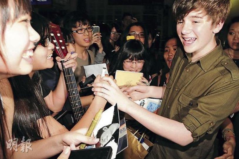 Gaga師弟Greyson Chance昨晚抵港,逾300名粉絲接機。(攝影/記者:梁迺楠) Gaga師弟Greyson Chance昨晚抵港,逾300名粉絲接機。(攝影/記者:梁迺楠)