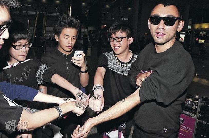 Gaga的設計師Nicola Formichetti(右一)在機場遇到粉絲。(攝影﹕娛樂組) Gaga的設計師Nicola Formichetti(右一)在機場遇到粉絲。(攝影﹕娛樂組)