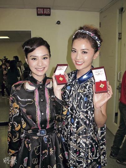 阿嬌(左)取笑阿Sa(右)用牙測試「服務十年金牌」的純金度。(攝影:鍾偉茵) 容祖兒不經意騷香肩。(攝影:鍾偉茵) 阿嬌(左)取笑阿Sa(右)用牙測試「服務十年金牌」的純金度。(攝影:鍾偉茵) 容祖兒不經意騷香肩。(攝影:鍾偉茵)