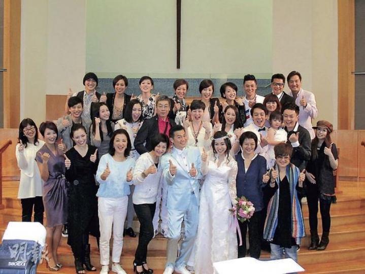 歐錦棠跟萬斯敏再在教堂舉行婚禮,無綫高職曾勵珍率領《畢打自己人》劇中一眾演員道賀。(攝影/記者:楊安莉) 歐錦棠感激萬斯敏在他患上抑鬱症時不離不棄,令兩人分開了再走在一起,說罷他們已哭成淚人。(攝影/記者:楊安莉) 歐錦棠跟萬斯敏再在教堂舉行婚禮,無綫高職曾勵珍率領《畢打自己人》劇中一眾演員道賀。(攝影/記者:楊安莉) 歐錦棠感激萬斯敏在他患上抑鬱症時不離不棄,令兩人分開了再走在一起,說罷他們已哭成淚人。(攝影/記者:楊安莉)