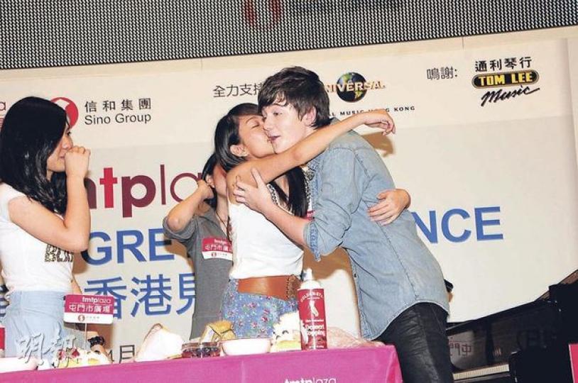 Greyson任由女粉絲又咀又攬。(攝影:梁迺楠) Greyson親切地與粉絲合照。(攝影:梁迺楠) Greyson的父親在台下默默打氣。(攝影:梁迺楠) 樂易玲與丈夫帶兩個兒子看Greyson演出。(攝影:梁迺楠) Greyson任由女粉絲又咀又攬。(攝影:梁迺楠) Greyson親切地與粉絲合照。(攝影:梁迺楠) Greyson的父親在台下默默打氣。(攝影:梁迺楠) 樂易玲與丈夫帶兩個兒子看Greyson演出。(攝影:梁迺楠)