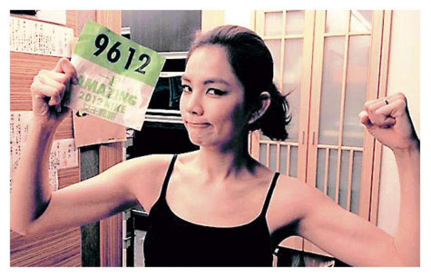 Ella以46分鐘跑畢6公里路程,回家後不忘在微博展示她的「老鼠仔」。(微博圖片) 連詩雅(右圖左)與徐濠縈(右圖右)專程赴台灣參加比賽,但連詩雅於比賽中途絆到擦傷,不禁變喊包(左圖)。(微博圖片) Ella以46分鐘跑畢6公里路程,回家後不忘在微博展示她的「老鼠仔」。(微博圖片) 連詩雅(右圖左)與徐濠縈(右圖右)專程赴台灣參加比賽,但連詩雅於比賽中途絆到擦傷,不禁變喊包(左圖)。(微博圖片)