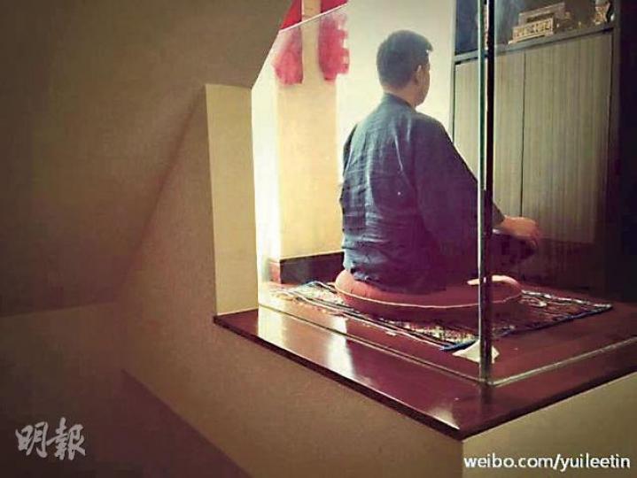 杜汶澤在家打坐休養,還會走出屋外散步。(微博圖片) 杜汶澤在家打坐休養,還會走出屋外散步。(微博圖片)