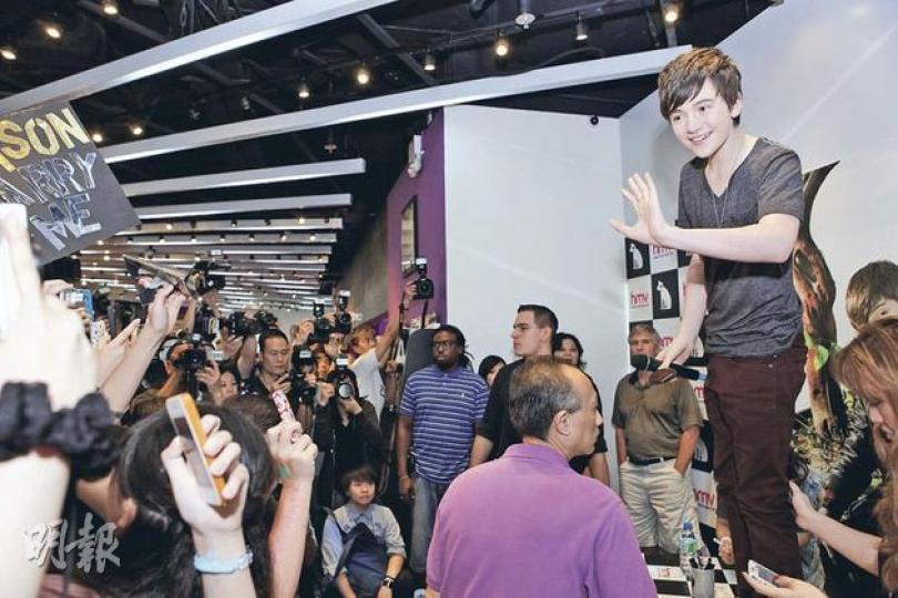 Greyson Chance到場即企上枱跟後排的歌迷打招呼,認真識做。(微博圖片) Greyson Chance希望穿北京填鴨裝來襯Lady Gaga的牛肉裝。(微博圖片) Greyson Chance到場即企上枱跟後排的歌迷打招呼,認真識做。(微博圖片) Greyson Chance希望穿北京填鴨裝來襯Lady Gaga的牛肉裝。(微博圖片)