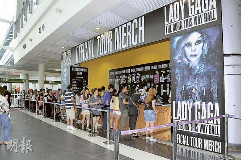 大批歌迷排隊搶購Gaga的紀念品。(攝影﹕劉一立、林祖傑、孫華中) 大批歌迷排隊搶購Gaga的紀念品。(攝影﹕劉一立、林祖傑、孫華中)