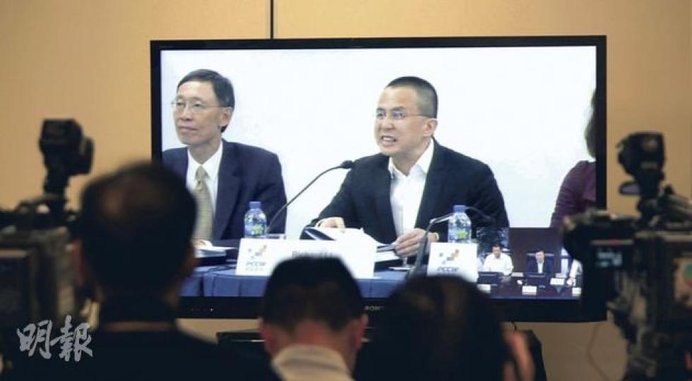 李澤楷出席電盈股東會,傳媒只能在隔壁看電視直播。電盈主席李澤楷(電視屏幕圖右)明言,若獲批免費電視牌,亦不會參與惡性競爭及挖角潮。(郭慶輝攝) 李澤楷出席電盈股東會,傳媒只能在隔壁看電視直播。電盈主席李澤楷(電視屏幕圖右)明言,若獲批免費電視牌,亦不會參與惡性競爭及挖角潮。(郭慶輝攝)