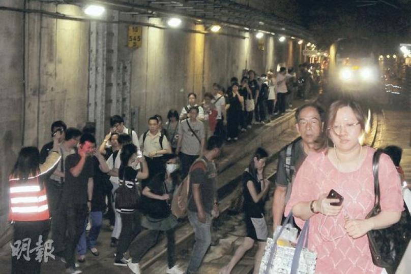 因一列西鐵列車駛離美孚月台時「跳掣」失去動力,令圖中尾隨的列車滯留隧道,約900名乘客需沿路軌步行100米到美孚站月台。(蔡方山攝) (明報製圖) 故障發生後,西鐵路段癱瘓近兩小時,乘客需乘坐港鐵提供的接駁巴士往來車站,車站外大排長龍。(蔡方山攝) 有孕婦下車沿隧道步行往美孚月台時感不適,需由救護員抬上擔架牀,戴上氧氣罩送院。(蔡方山攝) 因一列西鐵列車駛離美孚月台時「跳掣」失去動力,令圖中尾隨的列車滯留隧道,約900名乘客需沿路軌步行100米到美孚站月台。(蔡方山攝) (明報製圖) 故障發生後,西鐵路段癱瘓近兩小時,乘客需乘坐港鐵提供的接駁巴士往來車站,車站外大排長龍。(蔡方山攝) 有孕婦下車沿隧道步行往美孚月台時感不適,需由救護員抬上擔架牀,戴上氧氣罩送院。(蔡方山攝)
