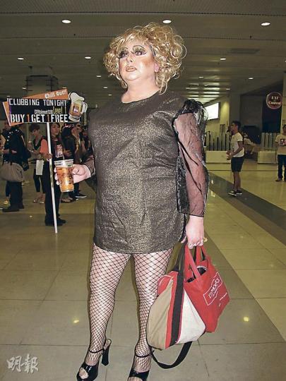 體形胖胖的男歌迷以女裝亮相好搶鏡,但他指這身打扮並非模仿Gaga。(攝影﹕娛樂組) 戴上紅色長假髮的女孩與母親來睇騷。(攝影﹕娛樂組) 任達華、琦琦、陶敏明、林青霞及薛芷倫齊齊睇騷好開心。(微博圖片) 鄭裕玲(攝影﹕娛樂組) 王賢誌(攝影﹕娛樂組) 關心妍與丈夫拍拖捧場。(攝影﹕娛樂組) 體形胖胖的男歌迷以女裝亮相好搶鏡,但他指這身打扮並非模仿Gaga。(攝影﹕娛樂組) 戴上紅色長假髮的女孩與母親來睇騷。(攝影﹕娛樂組) 任達華、琦琦、陶敏明、林青霞及薛芷倫齊齊睇騷好開心。(微博圖片) 鄭裕玲(攝影﹕娛樂組) 王賢誌(攝影﹕娛樂組) 關心妍與丈夫拍拖捧場。(攝影﹕娛樂組)