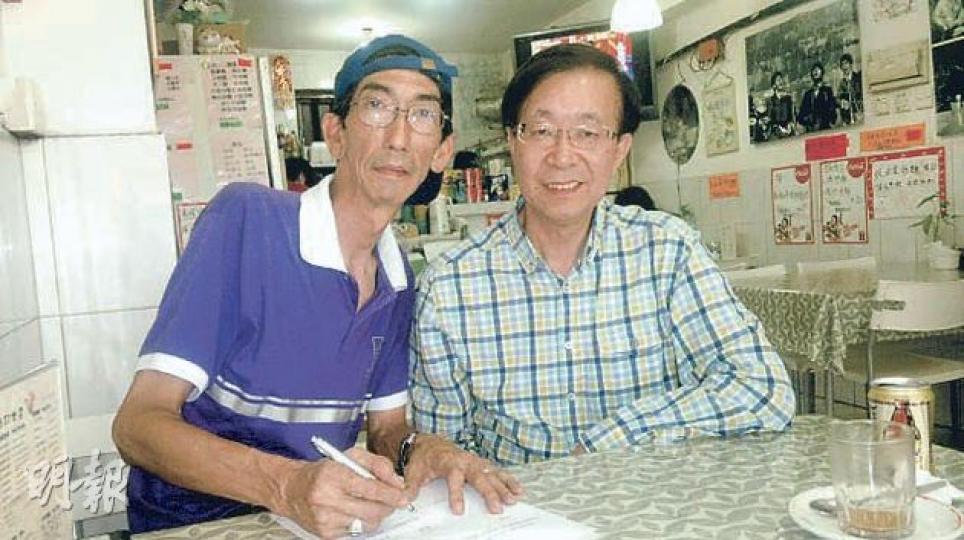 曾醒明將該位不願透露身分的無綫藝員捐贈的3萬元轉交到車保羅手上。(攝影﹕娛樂組) 曾醒明將該位不願透露身分的無綫藝員捐贈的3萬元轉交到車保羅手上。(攝影﹕娛樂組)
