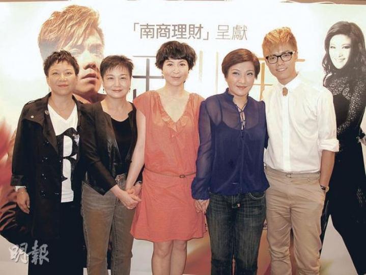 張敬軒(右起)開心跟劉雅麗、蘇玉華、羅冠蘭及馮蔚衡四位戲劇界天后合作。(攝影/記者:柯美) 張敬軒(右起)開心跟劉雅麗、蘇玉華、羅冠蘭及馮蔚衡四位戲劇界天后合作。(攝影/記者:柯美)