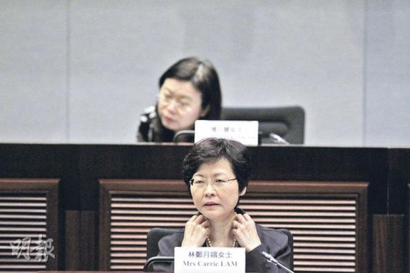 林鄭月娥昨在立會政府帳目委員會承認,政府多年來未檢討佔用官地的罰則不適合,當局應研究加重罰則,明年向立會匯報。(李紹昌攝) 林鄭月娥昨在立會政府帳目委員會承認,政府多年來未檢討佔用官地的罰則不適合,當局應研究加重罰則,明年向立會匯報。(李紹昌攝)