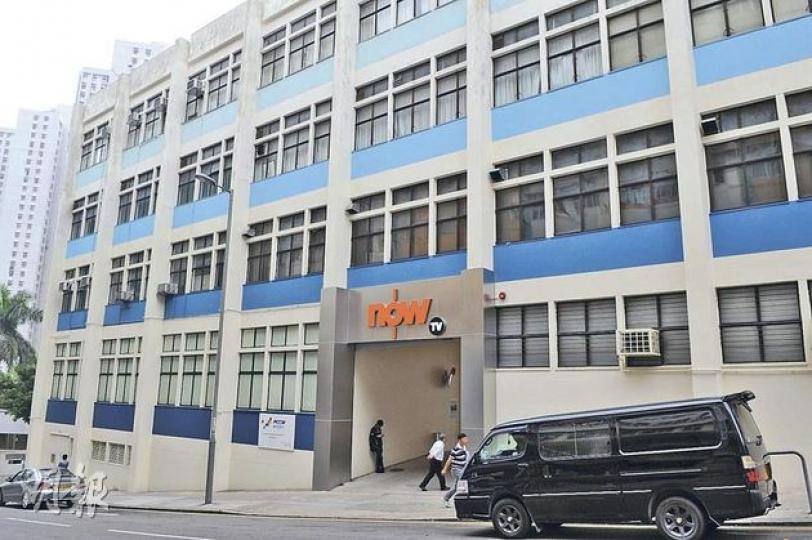 本報記者上周初到電盈培訓中心觀察,發現正門掛上now TV徽號,地政總署確認上址違反土地用途,立法會議員李永達認為當局應考慮收回土地。(衛永康攝)電盈的培訓中心樓高4層,位於觀塘雲漢街,有如一間學校大小,底層被改為錄影廠的一層,面積1.5萬平方呎。據悉,樓上的課室目前仍有舉行培訓銷售人員課程,但只佔其中一層,其餘兩層長期空置。(衛永康攝) 本報記者上周初到電盈培訓中心觀察,發現正門掛上now TV徽號,地政總署確認上址違反土地用途,立法會議員李永達認為當局應考慮收回土地。(衛永康攝)電盈的培訓中心樓高4層,位於觀塘雲漢街,有如一間學校大小,底層被改為錄影廠的一層,面積1.5萬平方呎。據悉,樓上的課室目前仍有舉行培訓銷售人員課程,但只佔其中一層,其餘兩層長期空置。(衛永康攝)