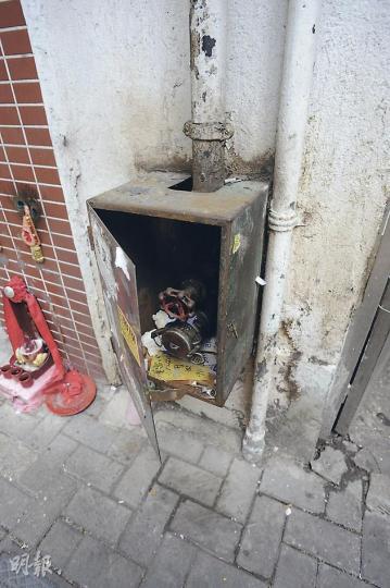 一名速遞員昨疑因不適在街頭暈眩跌倒,頭部撞及大廈外牆喉管鐵箱(圖)受傷。他在意外後雖一度清醒,惟送院情况急轉直下,終告不治。(樊銳昌攝) 一名速遞員昨疑因不適在街頭暈眩跌倒,頭部撞及大廈外牆喉管鐵箱(圖)受傷。他在意外後雖一度清醒,惟送院情况急轉直下,終告不治。(樊銳昌攝)