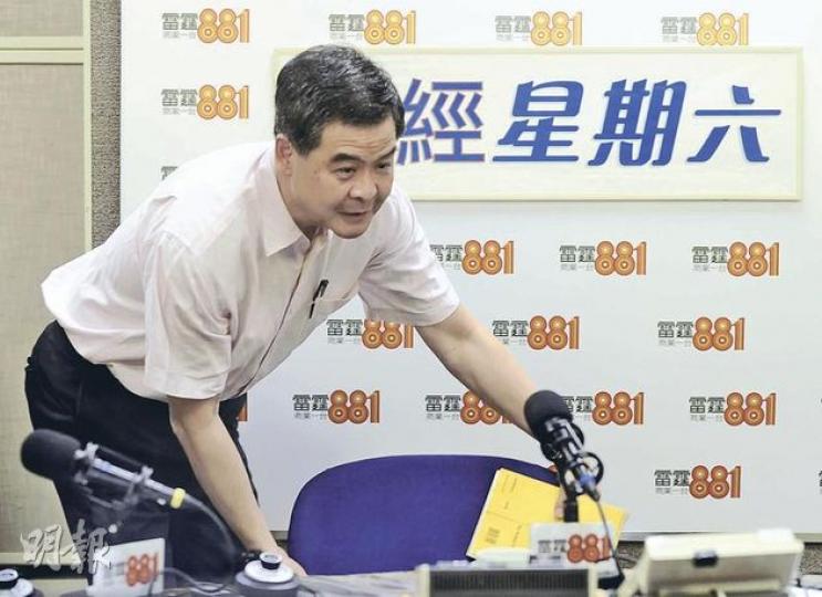 候任特首梁振英出席電台節目時說,花70個月時間興建公屋太長,房屋問題長期困擾本港,不應再蹉跎歲月。他其後解釋,意思並非不滿現屆政府效率低,只希望立法會議員可以急市民所急。(余俊亮攝) 候任特首梁振英出席電台節目時說,花70個月時間興建公屋太長,房屋問題長期困擾本港,不應再蹉跎歲月。他其後解釋,意思並非不滿現屆政府效率低,只希望立法會議員可以急市民所急。(余俊亮攝)