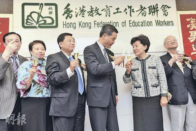 候任特首梁振英(右二)昨出席教聯會所開幕,盛傳為下任教育局長熱門人選之一、現任教育局常任秘書長謝凌潔貞(左一)並沒有回應會否加入問責班子。(余俊亮攝) 候任特首梁振英(右二)昨出席教聯會所開幕,盛傳為下任教育局長熱門人選之一、現任教育局常任秘書長謝凌潔貞(左一)並沒有回應會否加入問責班子。(余俊亮攝)