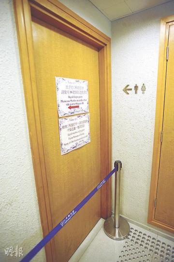 商場昨日封閉廁所,貼出告示稱維修。商場發言人稱因承建商的工程出問題,廁所早已安排裝修改善,與昨日報道無關。(樊銳昌攝) 商場昨日封閉廁所,貼出告示稱維修。商場發言人稱因承建商的工程出問題,廁所早已安排裝修改善,與昨日報道無關。(樊銳昌攝)