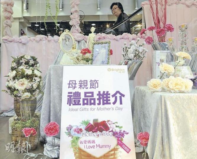 還有一星期才到母親節,市面不少商場和花店已有鮮花擺賣,有花店東主直言,今年市道並不理想。(余俊亮攝) 還有一星期才到母親節,市面不少商場和花店已有鮮花擺賣,有花店東主直言,今年市道並不理想。(余俊亮攝)
