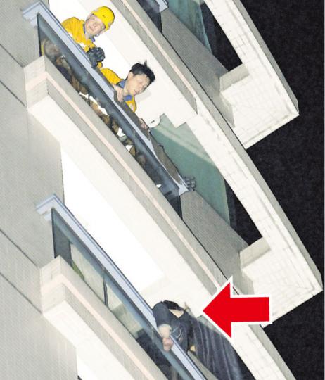 女子與夫爭執後一度危坐露台(箭嘴示),幸消防員游繩而下救回送院檢驗。(蔡方山攝) 女子與夫爭執後一度危坐露台(箭嘴示),幸消防員游繩而下救回送院檢驗。(蔡方山攝)